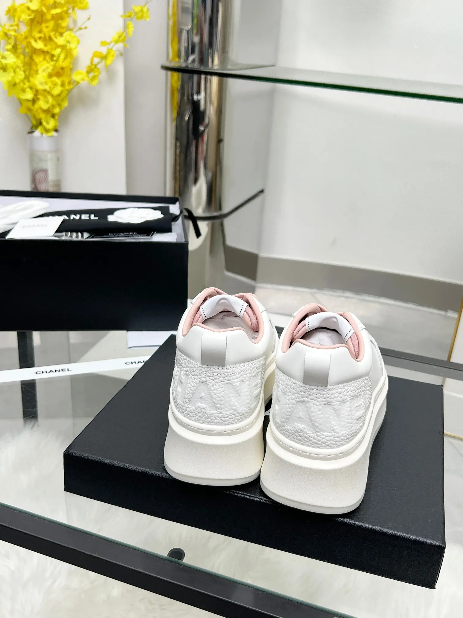 👟👟Ex-factory price 540👟👟 CHANEL 25C spring and summer new sports shoes official website is available at the same time ❤️ Counter out-of-stock kings. Major bloggers are recommending new styles on social days. This season’s new styles are simply eye-catching and look great on the feet. The casual casual sports style is refreshing and natural, interpreting Chanel’s fashionable femininity. The overall customization makes all sports shoes on the market at that time obsolete. This series is now available for sale! The upper is made of custom imported pebbled calf leather ➕ custom frosted calf leather. The lining is made of original one-to-one professionally customized mesh. Hardware accessories. Original full set of molds (not common in the market). Original custom molded TPU combination outsole. Height 4 cm. Women's size 35-39.